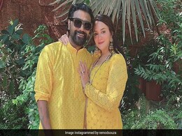 पीले कुर्ते में सनग्लास लगाकर पत्नी के साथ पोज देते दिखे रेमो डिसूजा, दिखा रोमांटिक अंदाज पीले कुर्ते में सनग्लास लगाकर पत्नी के साथ पोज देते दिखे रेमो डिसूजा, दिखा रोमांटिक अंदाज