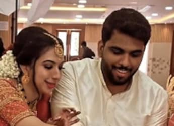 Viral Video: Groom Steals Food From Bride's Plate; Internet Is Amused With Their Adorable Banter Viral Video: Groom Steals Food From Bride's Plate; Internet Is Amused With Their Adorable Banter