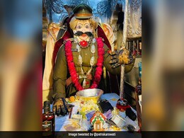 पहली बार पुलिस की वर्दी पहने नज़र आए 'काशी के कोतवाल' काल भैरव बाबा, दर्शन के लिए उमड़ी भक्तों की भीड़ पहली बार पुलिस की वर्दी पहने नज़र आए 'काशी के कोतवाल' काल भैरव बाबा, दर्शन के लिए उमड़ी भक्तों की भीड़