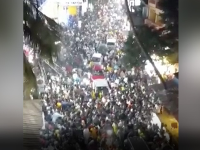 गोवा के बीच पर उमड़ी भीड़, कोविड केसों में उछाल