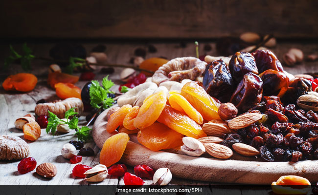 Healthy Snacks: अनहेल्दी खाने से बचें कुछ नया ट्राई करें! इन 5 पॉपुलर हेल्दी स्नैक्स को अपनी फेव लिस्ट में करें शामिल