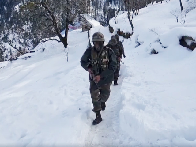 J&K Army Officials Patrol In Heavy Snow In Kishtwar