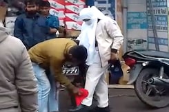महिला पुलिसकर्मी ने युवक से साफ कराई अपनी पैंट, घटना कैमरे में कैद महिला पुलिसकर्मी ने युवक से साफ कराई अपनी पैंट, घटना कैमरे में कैद