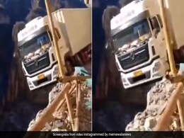 ट्रक का बिगड़ा बैलेंस, तो गहरी खाई की ओर जाकर लटक गया, Video देख थम जाएंगी आपकी सांसे ट्रक का बिगड़ा बैलेंस, तो गहरी खाई की ओर जाकर लटक गया, Video देख थम जाएंगी आपकी सांसे