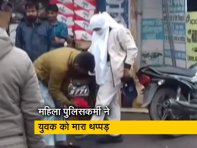 मध्यप्रदेश : बाइक हटाते हुए पैंट में लगा कीचड़ तो महिला पुलिसकर्मी ने युवक को जड़ दिया थप्पड़