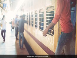 ट्रेन पर चढ़ते वक्त फिसला यात्री का पैर, टीसी की सूझबूझ से टला हादसा ट्रेन पर चढ़ते वक्त फिसला यात्री का पैर, टीसी की सूझबूझ से टला हादसा