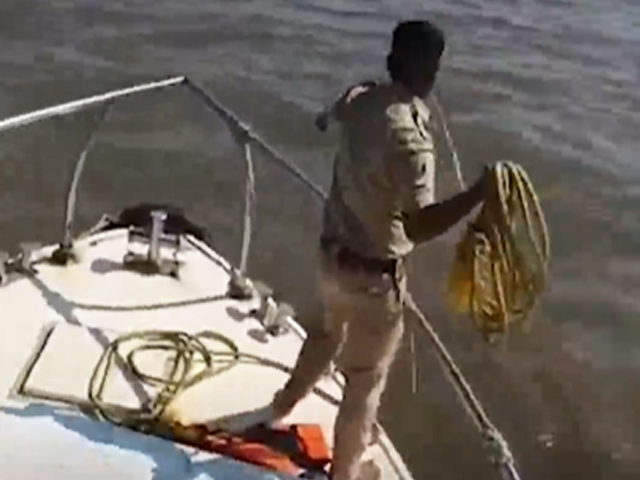 मुंबई पुलिस ने महिला को समुद्र में डूबने से बचाया