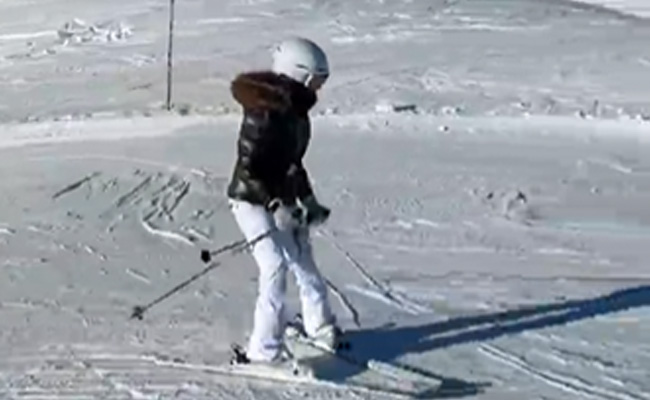 Samantha बर्फ पर फुल स्पीड में कर रही थीं स्की, बिगड़ा बैलेंस और गिरीं धड़ाम से- देखें VIDEO