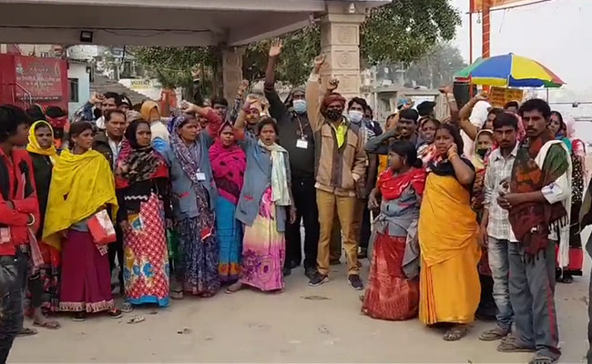 वाराणसी के घाटों की सफाई करने वाले कर्मियों को ढाई माह से वेतन नहीं, कूड़ा फैलाकर जताया विरोध