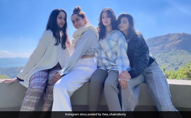 रिया चक्रवर्ती अपनी BFF's के साथ कर रही हैं चिल, तस्वीर शेयर कर बोलीं- सिस्टर्स फॉर लाइफ