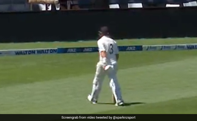 आंखें झुकी थी, लेकिन तालियों की गड़गड़ाहट बयां कर रही थी खिलाड़ी का कद, देखें Video