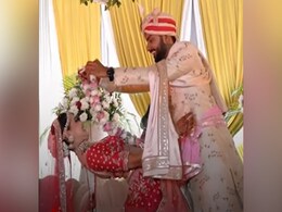 Viral Video: दुल्हन ने दिखाई कमर की हैरान कर देने वाली लचक, जिसे देख दूल्हा हो गया हैरान Viral Video: दुल्हन ने दिखाई कमर की हैरान कर देने वाली लचक, जिसे देख दूल्हा हो गया हैरान