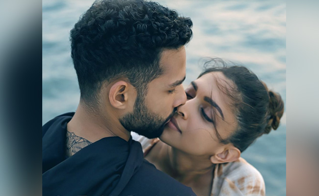 दीपिका पादुकोण के फैन्स को उनके बर्थडे पर मिला सरप्राइज, रिलीज हुआ 'गहराइयां' का पोस्टर