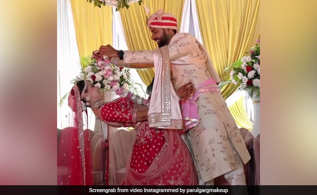 Watch: Bride Teases Groom During <i>Varmala</i> In Hilarious Video