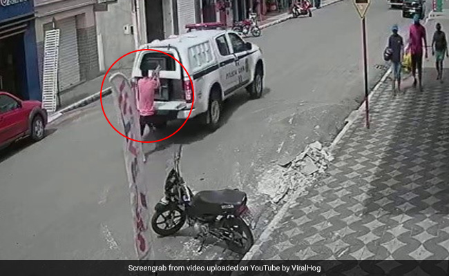 Watch: Handcuffed Prisoner Escapes From Moving Police Van