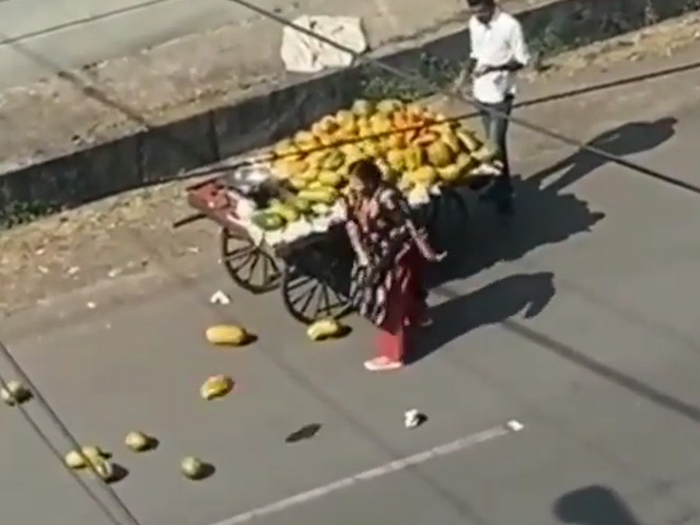 Video: Woman Seen Smacking Papayas After Fruit Vendor's Cart Hits Her Car