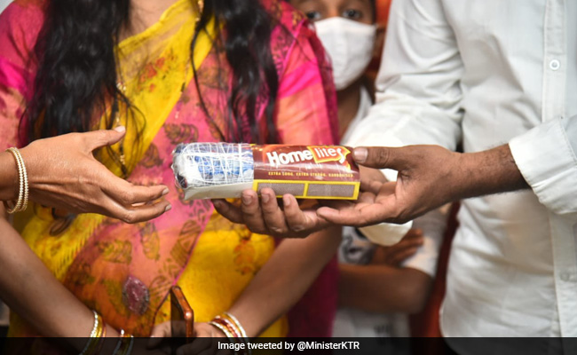 साड़ी, जो माचिस की डिब्बी में हो जाती है पैक, तेलंगाना के बुनकर का अद्भुत कारनामा - देखें Photos