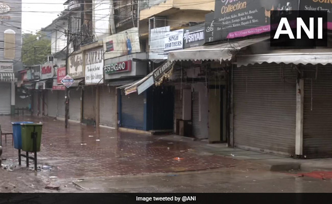 Weekend Curfew Begins In Delhi; Police, Administration Keep Vigil | Pics