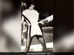 Amitabh Bachchan ने थ्रोबैक फोटो शेयर कर पूछा- 'बताओ किसका हाथ है?', तो लोगों के आए मजेदार कमेंट्स Amitabh Bachchan ने थ्रोबैक फोटो शेयर कर पूछा- 'बताओ किसका हाथ है?', तो लोगों के आए मजेदार कमेंट्स