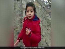 सड़कों का बुरा हाल बताने के लिए रिपोर्टर बनी ये छोटी बच्ची, सोशल मीडिया पर Video वायरल, हर कोई हुआ फैन सड़कों का बुरा हाल बताने के लिए रिपोर्टर बनी ये छोटी बच्ची, सोशल मीडिया पर Video वायरल, हर कोई हुआ फैन