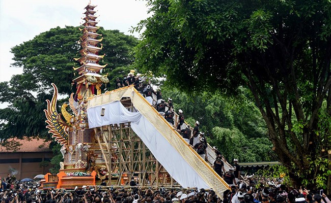 Locals, Tourists Attend Grand Cremation Ceremony For King Of Bali