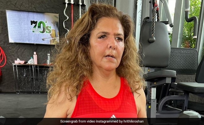 68 साल की उम्र में ऋतिक रोशन की मां हैं बेटे की तरह फिट,वर्कआउट का वीडियो हुआ वायरल