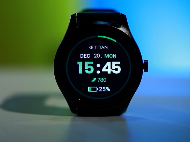 Titan Smart Smartwatch: Simple, To The Point