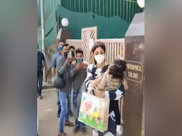 समीषा को स्कूल से पिक करने आईं Shilpa Shetty, कैमरों ने घेरा तो लोग बोले- बच्ची डर जाएगी समीषा को स्कूल से पिक करने आईं Shilpa Shetty, कैमरों ने घेरा तो लोग बोले- बच्ची डर जाएगी