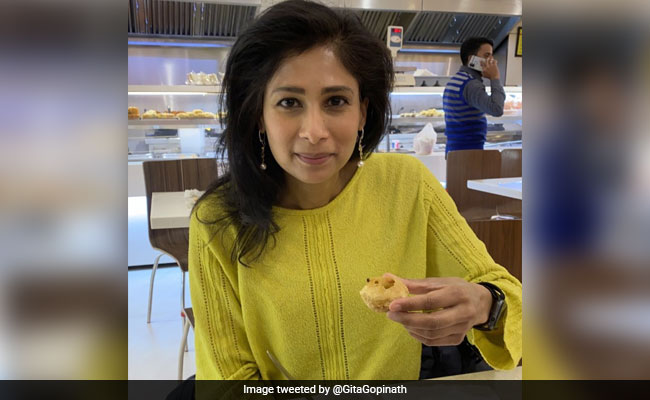 IMF चीफ गीता गोपीनाथ ने गोलगप्पे खाकर किया नए साल का स्वागत, लोग बोले- ‘ये होता है असली इंडियन’