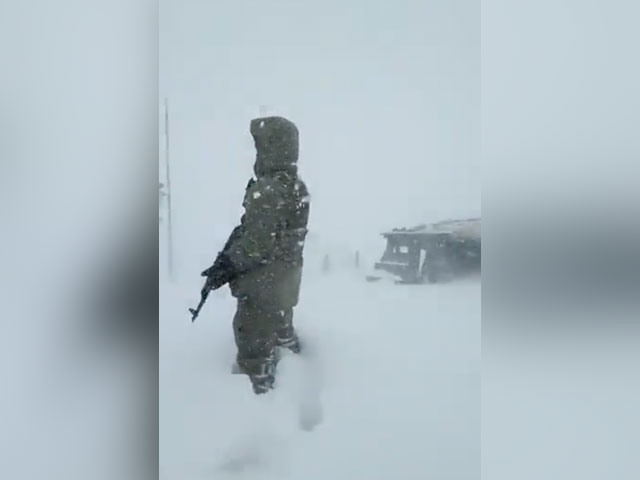 भारी बर्फबारी के बावजूद 17,000 फुट की ऊंचाई पर डटी है भारतीय सेना