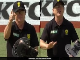 Video: अंपायर ने उड़ाए गेंदबाज के होश, बल्लेबाज को पहले दिया आउट फिर ऐसे मुकर गए Video: अंपायर ने उड़ाए गेंदबाज के होश, बल्लेबाज को पहले दिया आउट फिर ऐसे मुकर गए