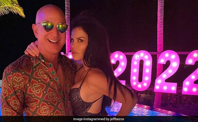 Jeff Bezos Brought In 2022 With A "Crazy Disco Party". Pics Here