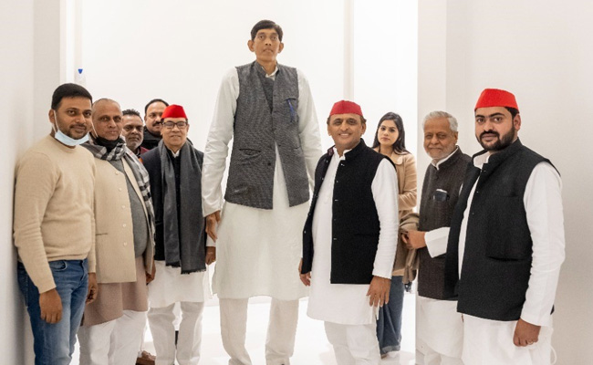 India's 'Tallest Man', Dharmendra Pratap Singh, Joins Samajwadi Party