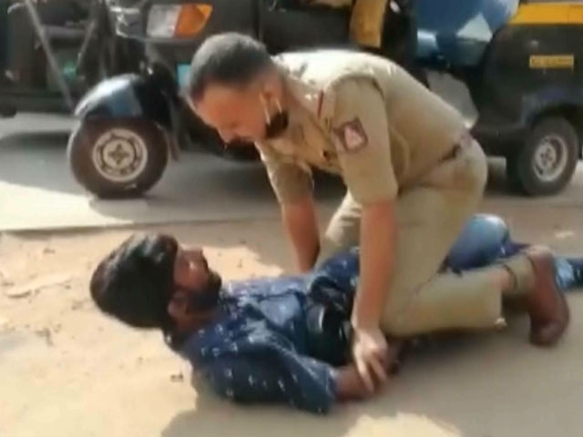पुलिस अफसर का फिल्मी स्टाइल, मजदूर से मोबाइल छीनकर भाग रहे चोर को बीच सड़क दौड़ाकर पकड़ा