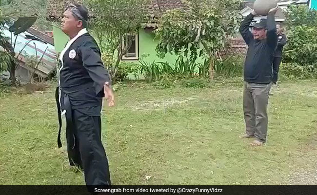 गुरु कराटे की प्रैक्टिस करवा रहा था, तभी चेले ने कंक्रीट की गेंद फेंक के मार दी, वीडियो वायरल