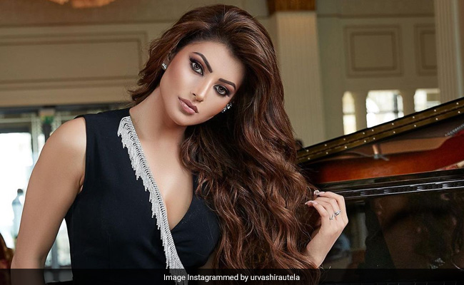 उर्वशी रौतेला ने शेयर किए रोमांचक वीडियो, कभी ऊंची इमारत से फिसलीं तो कभी कांच के फ्लोर पर किया फोटोशूट