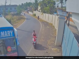 मौत को मात: बीच सड़क में अचानक बस ने लिया यूटर्न, भिड़ने ही वाला था स्कूटर सवार और फिर हुआ चमत्कार - देखें Video मौत को मात: बीच सड़क में अचानक बस ने लिया यूटर्न, भिड़ने ही वाला था स्कूटर सवार और फिर हुआ चमत्कार - देखें Video