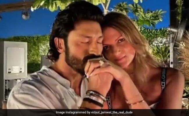 विद्युत जामवाल ने अनोखे अंदाज में अपनी मंगेतर को किया बर्थडे विश, खुद बने जीतेंद्र और वो बबीता