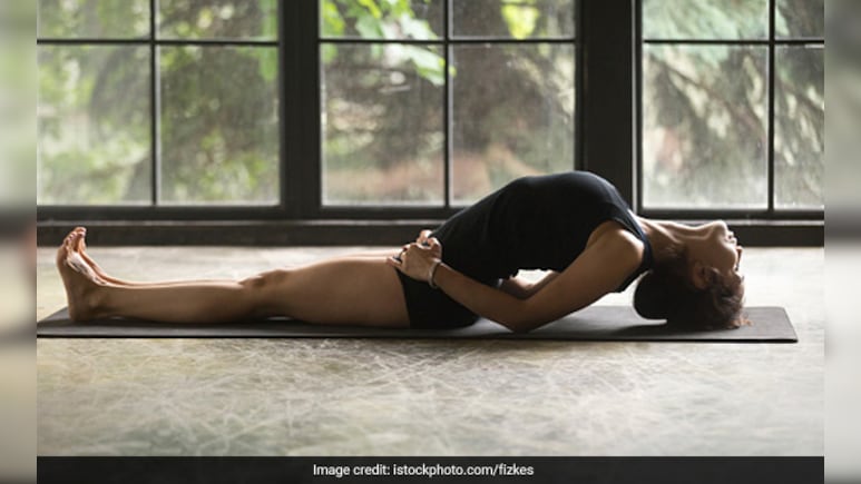 मेटाबॉलिज्म को बढ़ाने के साथ पेट की चर्बी को भी कम करेगा मत्स्यासन, जानें करने का सही तरीका