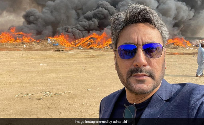 पाकिस्तानी एक्टर Adnan Siddiqui ने आग के सामने खड़े होकर ली Selfie,देखते ही लोगों ने शेयर किए मजेदार मीम्स