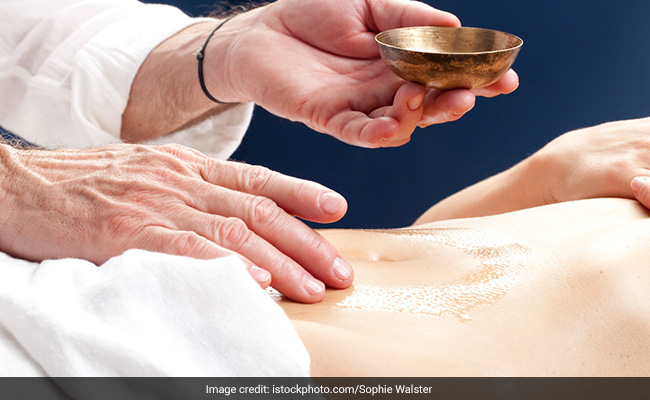 स्किन से लेकर हेयर प्रॉब्लम हो जाएगी चुटकियों में ठीक, नाभि में लगाना होगा बस ये तेल स्किन से लेकर हेयर प्रॉब्लम हो जाएगी चुटकियों में ठीक, नाभि में लगाना होगा बस ये तेल