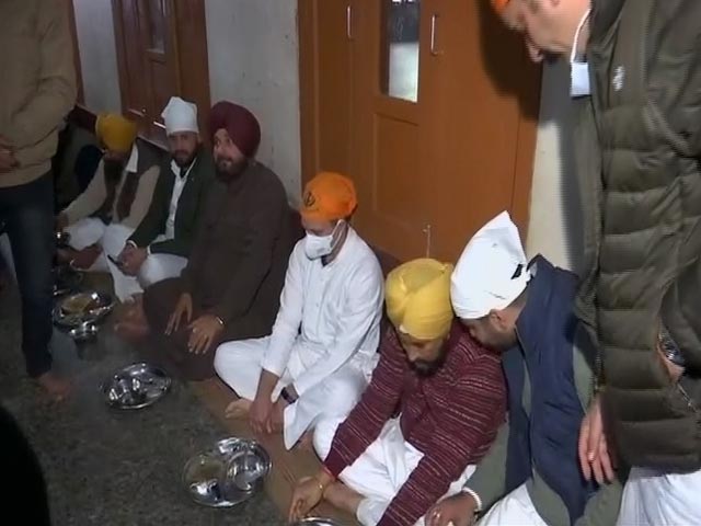 Rahul Gandhi Visits Punjab, Eats Langar At Sri Harmandir Sahib With Party Candidates