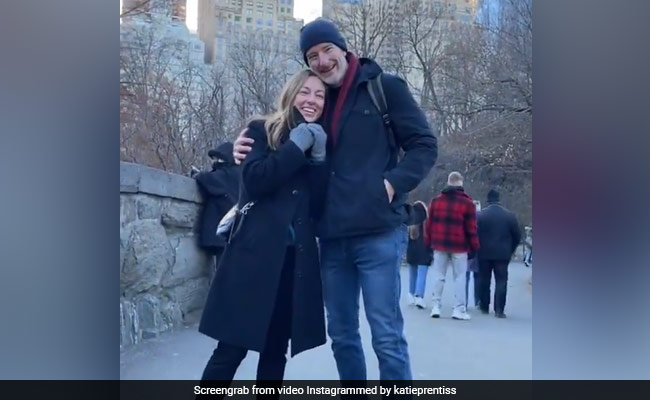 शादी के 25 साल बाद पति ने दिया ऐसा सरप्राइज, देखकर हैरान रह गई पत्नी - देखें Video