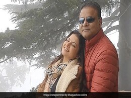 पहाड़ों की खूबसूरती के बीच पति के साथ रोमांटिक अंदाज में नजर आईं भाग्यश्री, देखें तस्वीरें पहाड़ों की खूबसूरती के बीच पति के साथ रोमांटिक अंदाज में नजर आईं भाग्यश्री, देखें तस्वीरें