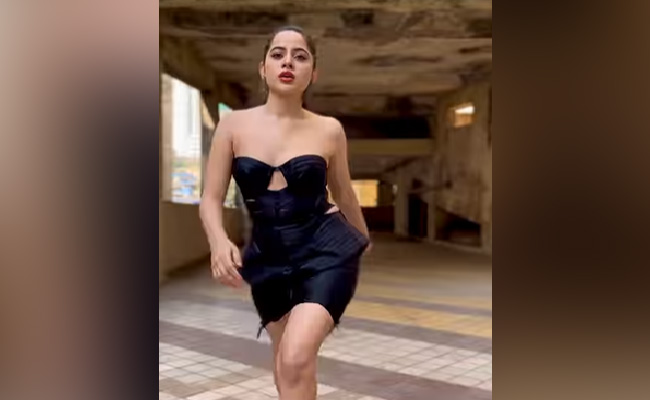 Urfi Javed की जिंदादिली की आप भी करेंगे जमकर तारीफ, नई ड्रेस में इस अनूठी लोकेशन पर शूट किया लेटेस्ट वीडियो