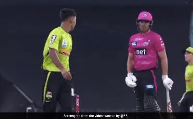 PAK गेंदबाज मोहम्मद हसनैन और AUS बल्लेबाज के बीच हुई बहस, बीच मैदान पर एक दूसरे को घूरने लगे- Video