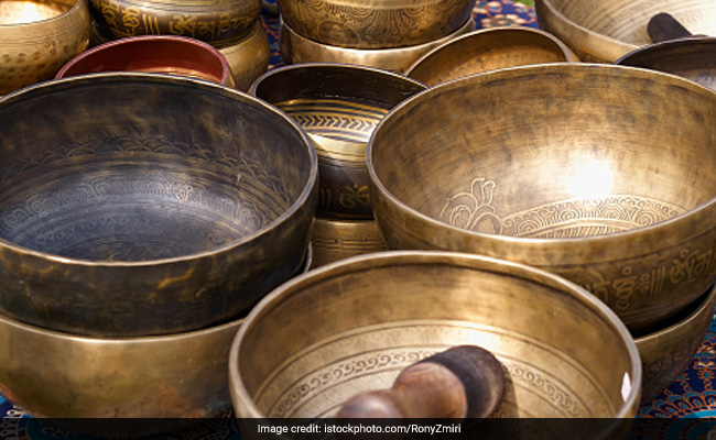 Peetal का बरतन नहीं हो रहा है साफ तो kitchen में रखी इन 2 चीजों से करें clean