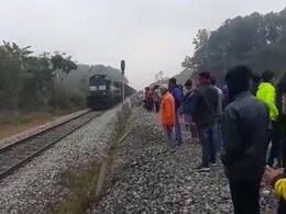UP Accident: रेलवे क्रॉसिंग पार करते समय दो छात्रा ट्रेन की चपेट में आयीं, एक की मौत UP Accident: रेलवे क्रॉसिंग पार करते समय दो छात्रा ट्रेन की चपेट में आयीं, एक की मौत