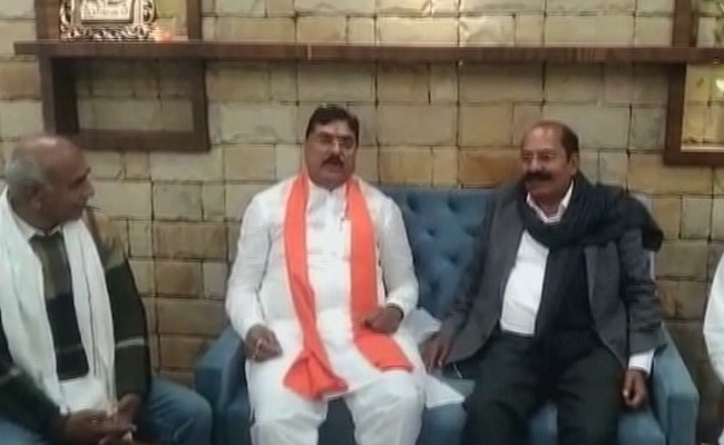 8 करोड़ के टमाटर बेचने वाले किसान का कृषि मंत्री ने लिया इंटरव्यू, कई ज़िलों में किसान सड़क पर फेंकने को मजबूर