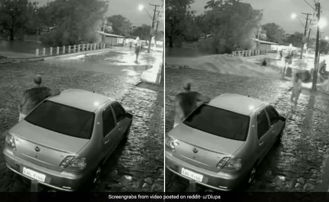 पानी के तेज बहाव में ब्रिज समेत बह गए कई लोग, VIDEO देख सहम गया हर कोई